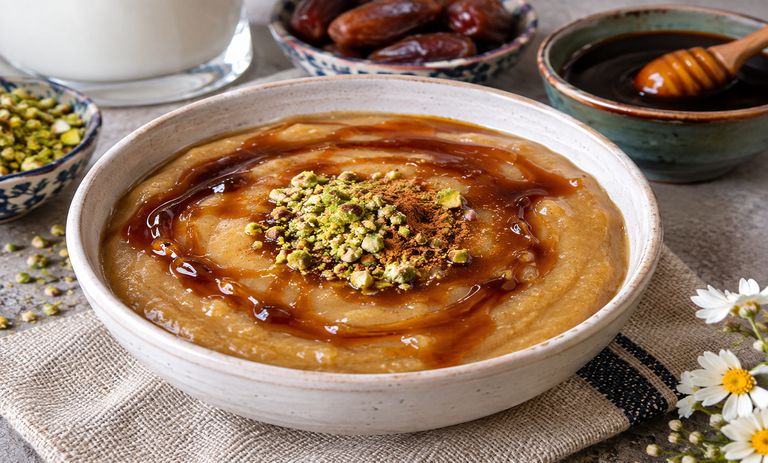 طرز تهیه کاچی شیر؛ دسر سنتی و ساده با شیره خرما