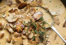 طرز تهیه سس قارچ؛ چاشنی خامه‌ای برای استیک و پاستا