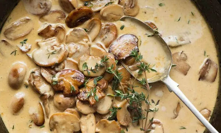 طرز تهیه سس قارچ؛ چاشنی خامه‌ای برای استیک و پاستا